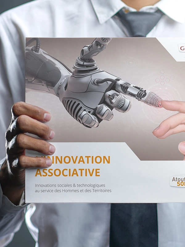 Création d'une brochure représenatnt une main futuriste de robot tendue vers une main humaine